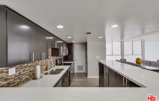 2 beds, 3 baths, 2,085 sqft, $7,250, Unit 1207