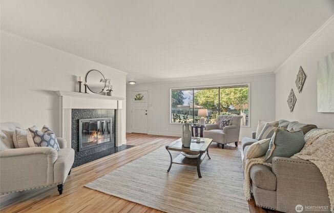 Spacious 4 Bed / 2 Bath Rambler in Edmonds – Vaulted Ceilings & Sunny Layout
