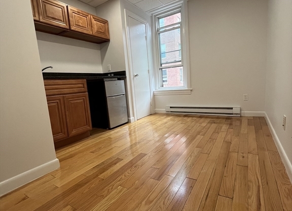 302 NEWBURY ST