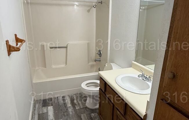 2 beds, 1.5 baths, $895, Unit 203