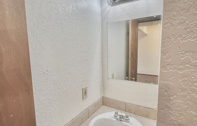 2 beds, 1 bath, 850 sqft, $825, Unit 11B