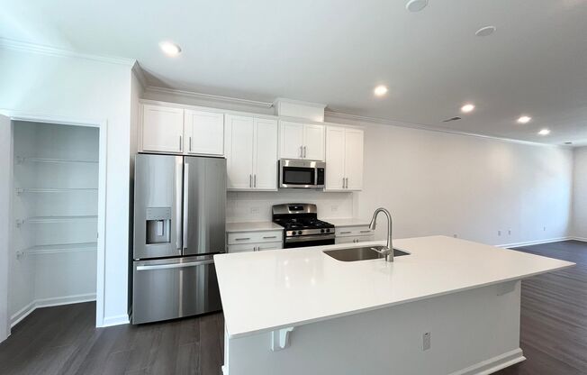 Newly Built 2BD, 2.5BA Apex Townhome in an HOA Community Near RDU Airport, RTP, and Fenton