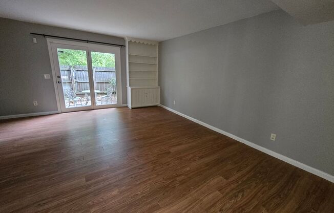 TOWNHOME w/ PRIVATE BACK PATIO!