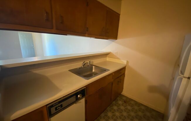 2 beds, 1 bath, $950, Unit B