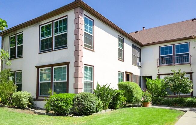 Remodeled Studio in the Heart of Los Feliz | Hardwood Floors | Walk-In Closet | & On-Site Laundry