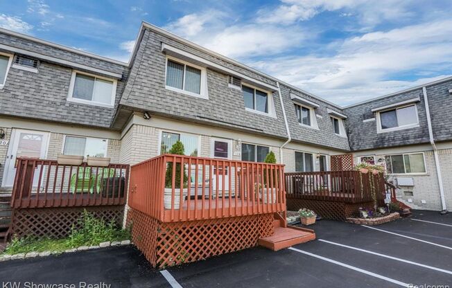 2 Bed townhouse with Gas and water included!