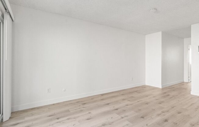 1 bed, 1 bath, 690 sqft, $1,995, Unit 075