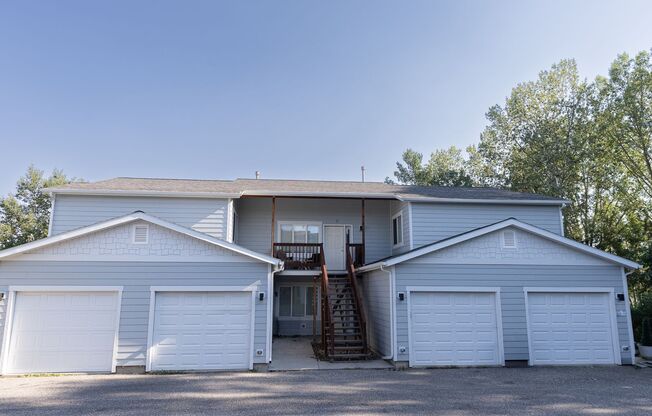 Bright & Convenient Townhouse Living!