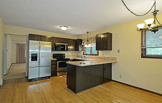 Spacious 2 BD / 1.75 BA Townhome In Maple Grove.