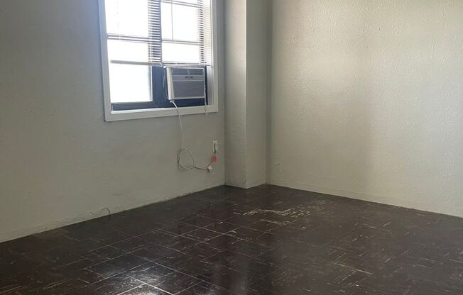 2 beds, 1 bath, 820 sqft, $1,300, Unit 08E