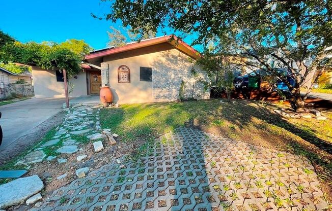 Main house 3/1 + updated 1 bd/full bath cottage!