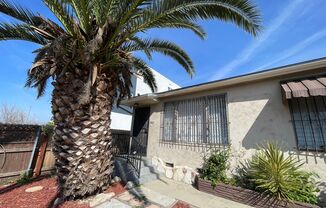 2bd/1ba off Crenshaw/Exposition. Wonderful large and spacious front unit w/parking