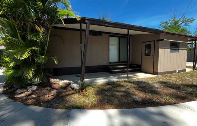 Newly Renovated Small 2BR w/Den Guest House