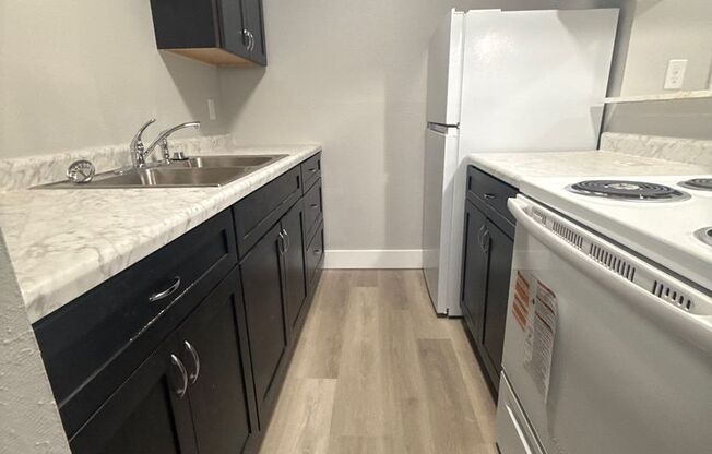 2 beds, 1 bath, $795, Unit B8