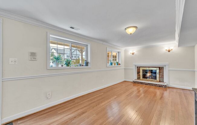 Charming Colonial in Alexandria!