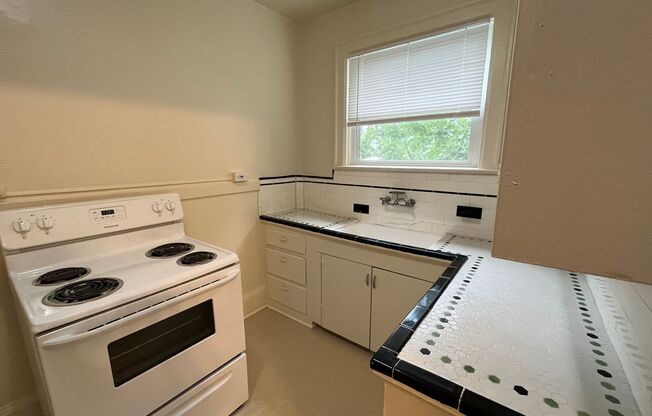 Studio, 1 bath, 485 sqft, $1,025, Unit 28