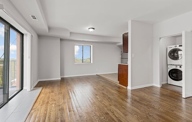 2 beds, 2 baths, 900 sqft, $2,550, Unit 512
