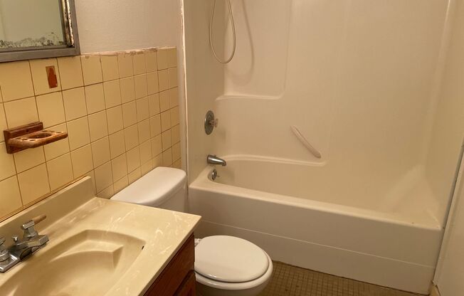 3 beds, 1 bath, $1,250, Unit A