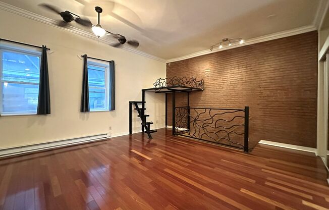 Gorgeous Studio Apartment in Fishtown with Large Private Deck! Available NOW!