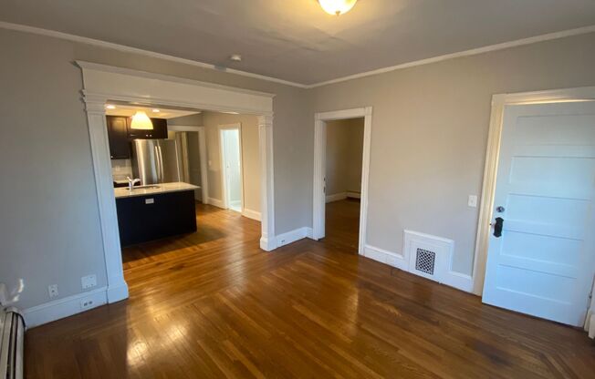 3 beds, 1 bath, $2,100, Unit 628 Smith #2