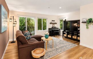 3 beds, 1 bath, $2,700, Unit UNIT 102