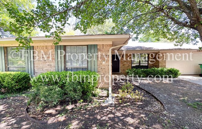 107 Deerwood Lane - Beautiful 3 Bedroom, 2 Bathroom Brick Home in Waxahachie, TX!