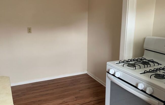 2 beds, 1 bath, 650 sqft, $1,195, Unit 298-3