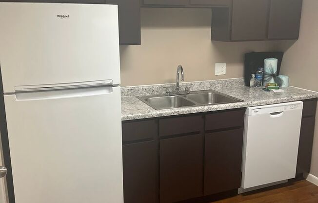 2 beds, 1 bath, 948 sqft, $1,179, Unit 032