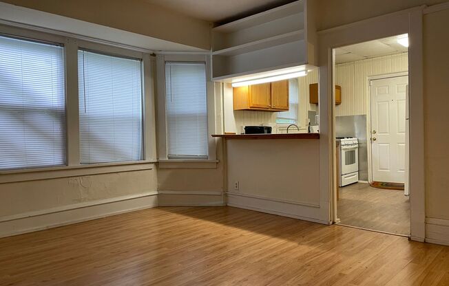 2 beds, 1 bath, $1,195, Unit 712 W Illinois #2
