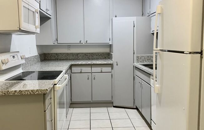 3 beds, 2 baths, $3,040, Unit 207