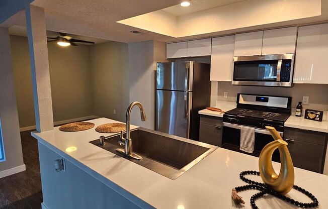 2 beds, 2 baths, 980 sqft, $2,670, Unit J104