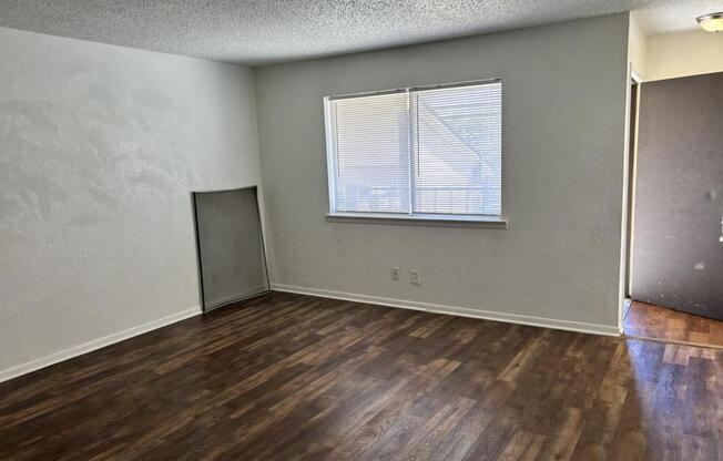 2 beds, 1 bath, 958 sqft, $795