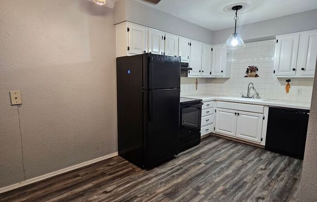 1 bed, 1 bath, 600 sqft, $950, Unit 1423-3