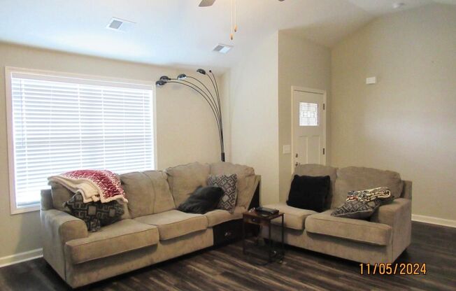 3 beds, 2 baths, $1,650