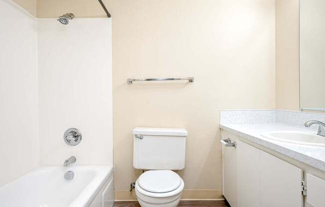 Sunset Apartments | Bathroom