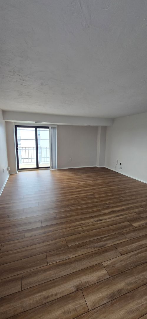 2 beds, 1.5 baths, 1,145 sqft, $1,300, Unit 55-7B10