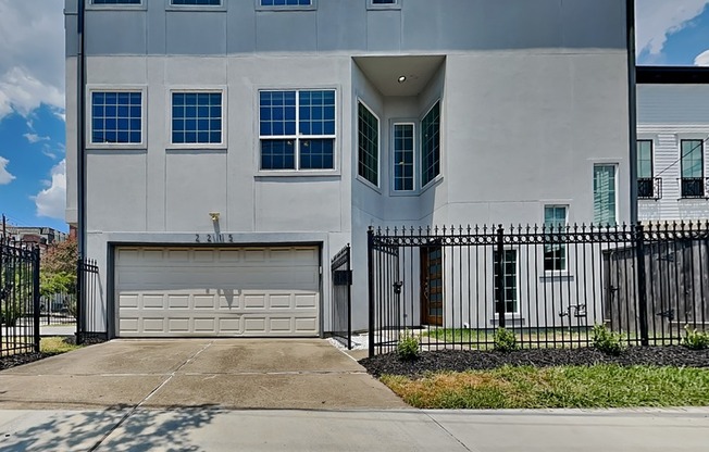 2215 COMMONWEALTH ST