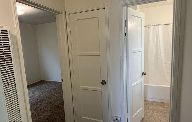 4714-4718 1/2 Lakewood