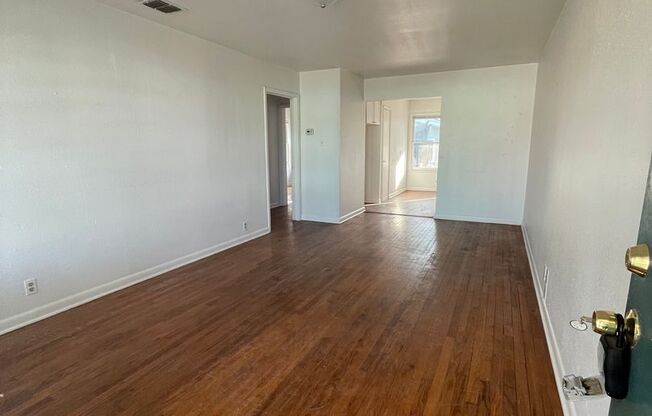 1/2 off first months rent-Cute 2/1 duplex-Freshly painted, wood floors, WD connections
