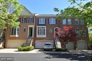 Gorgeous Fairfax City Townhouse 3 Bd, 2 full Ba, 2 half Ba, 2 Car Garage + 2 car driveway