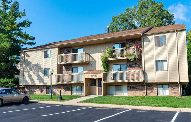 Apartments with Balcony in Haslett, MI