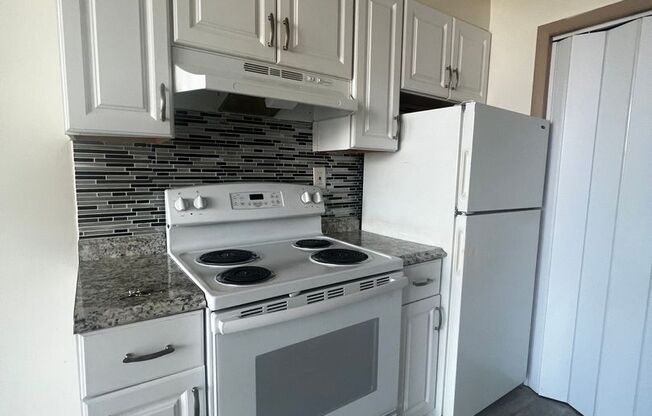 Studio, 1 bath, 400 sqft, $795, Unit 13