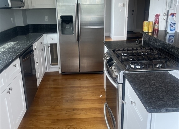 3 beds, 2.5 baths, 1,876 sqft, $4,250, Unit 13