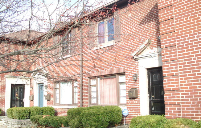 Beautiful 2BR condo located in Clintonville with hardwood floors, W/D hookups &unfinished basement.