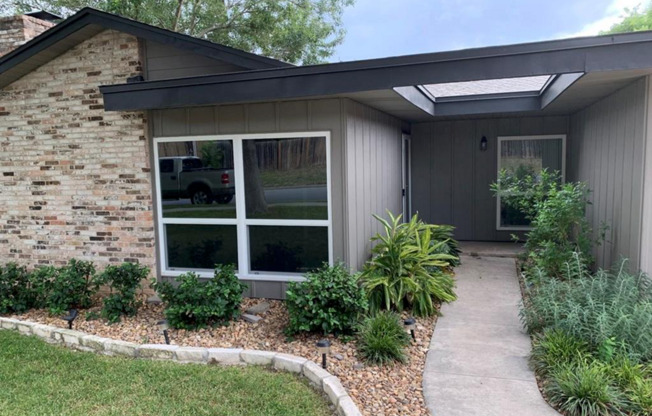 3 bedroom 2 bathroom in Live Oak