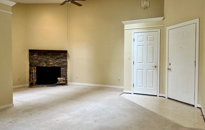 Charming 2 Bedroom/2 Bathroom Apartment Unit in Pond Condos!