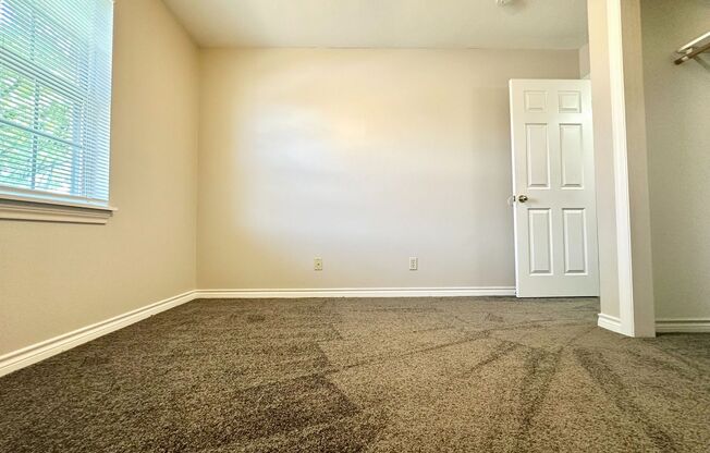 2 beds, 1 bath, 924 sqft, $1,075, Unit J3