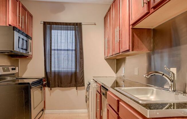 2 beds, 1 bath, $1,095, Unit # 102