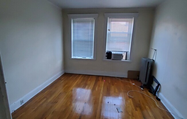 2 beds, 1 bath, $3,100, Unit 21