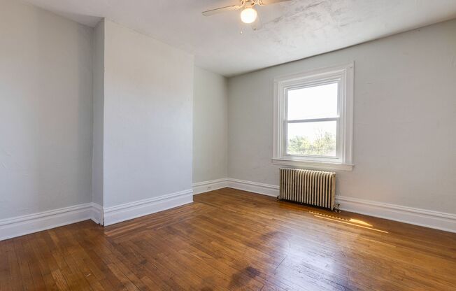 2 beds, 1 bath, $1,300, Unit Apt 2 (Top)